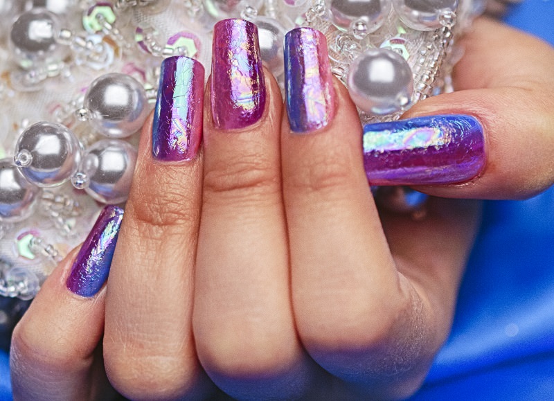 corso decorazione unghie effetti speciali ottenuti con la deco stripe iridescente applicata sulla shade fucsia e blu decorazione di kateryna bandrovska